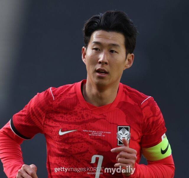 월드컵 앞둔 대표팀 유니폼 논란, 어깨 '볼록' 결함 발견…