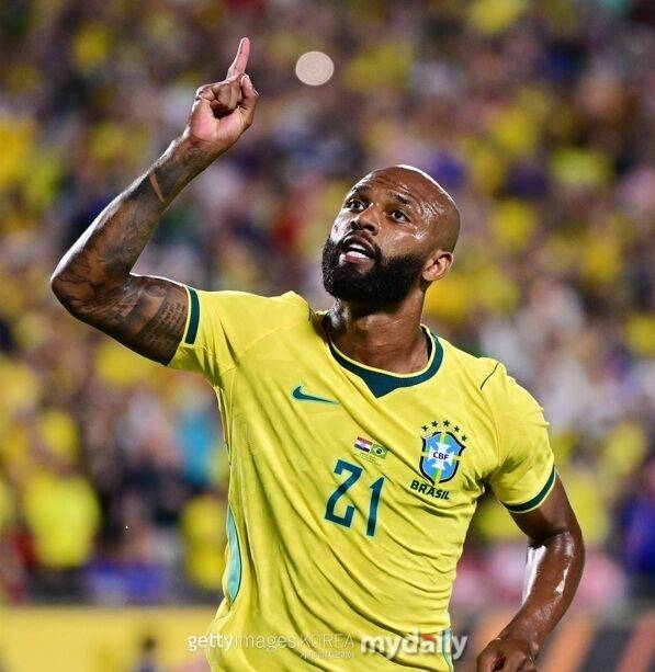 월드컵 앞둔 대표팀 유니폼 논란, 어깨 '볼록' 결함 발견…