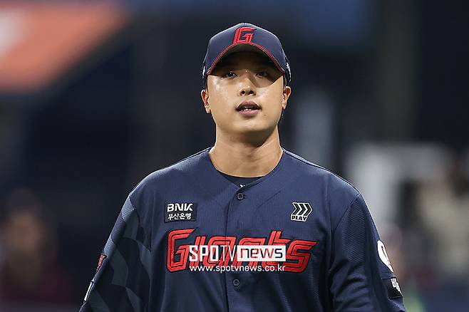 '12G 무실점' 실점하는 법을 잊었다…34년 만에 신인왕 배출? 롯데 대졸루키 감격의 첫 승