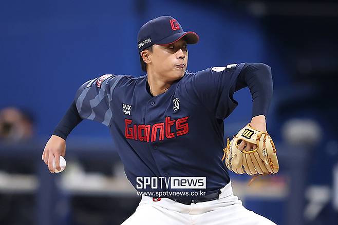 '12G 무실점' 실점하는 법을 잊었다…34년 만에 신인왕 배출? 롯데 대졸루키 감격의 첫 승