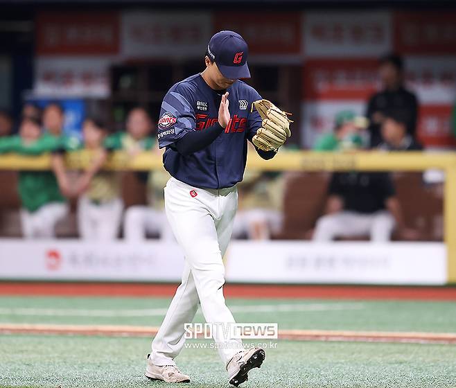 '12G 무실점' 실점하는 법을 잊었다…34년 만에 신인왕 배출? 롯데 대졸루키 감격의 첫 승