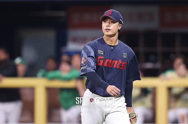 '12G 무실점' 실점하는 법을 잊었다…34년 만에 신인왕 배출? 롯데 대졸루키 감격의 첫 승