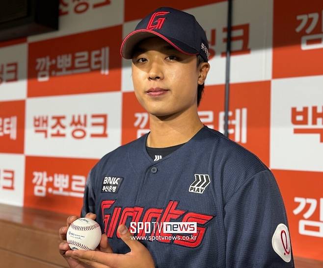 '12G 무실점' 실점하는 법을 잊었다…34년 만에 신인왕 배출? 롯데 대졸루키 감격의 첫 승