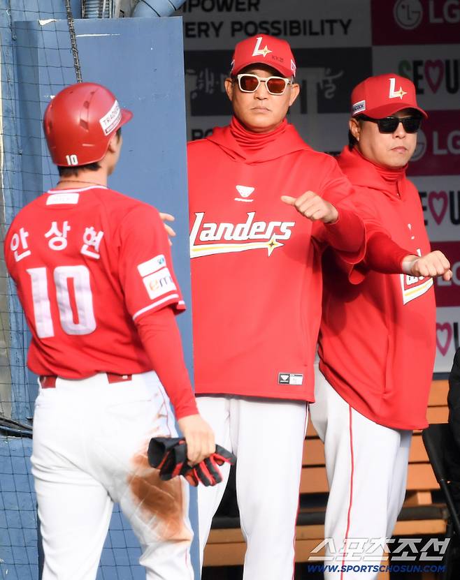 '플레잉코치가 다시 뛰어야 할 판' 죽음의 2루? 번갈아가며 치명적 실책 어쩌나