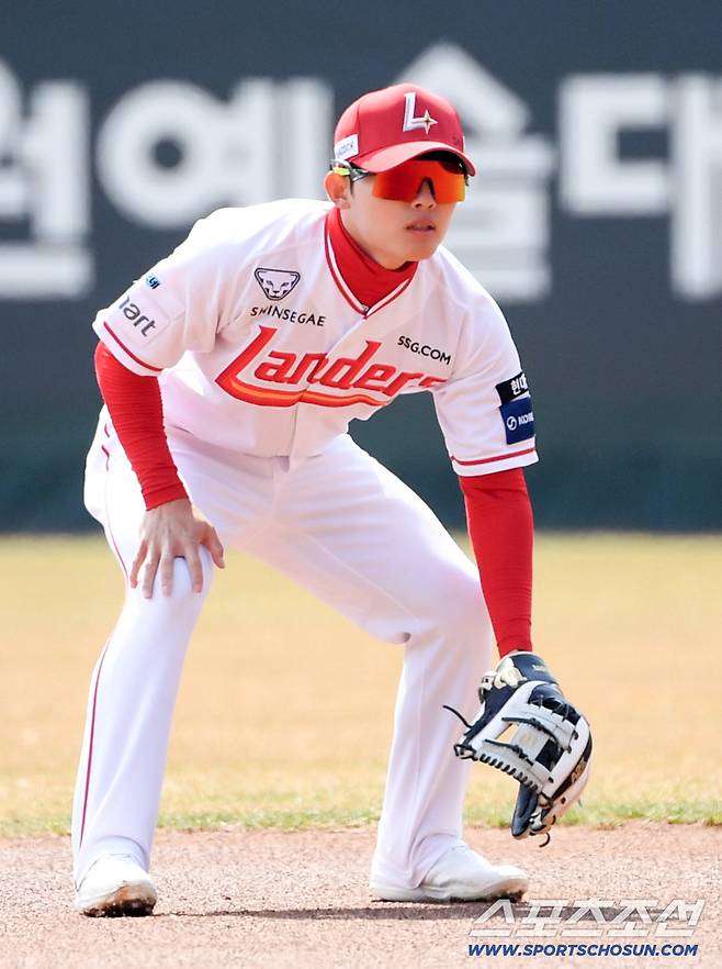 '플레잉코치가 다시 뛰어야 할 판' 죽음의 2루? 번갈아가며 치명적 실책 어쩌나