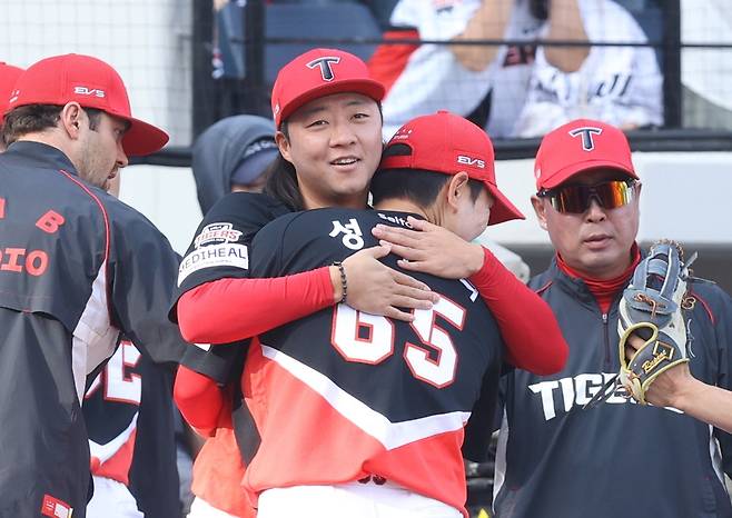 '너도 한화 상대로 해냈구나'…'20억 좌완' 격한 포옹 왜? KIA '10R의 기적', 데뷔 첫 SV→