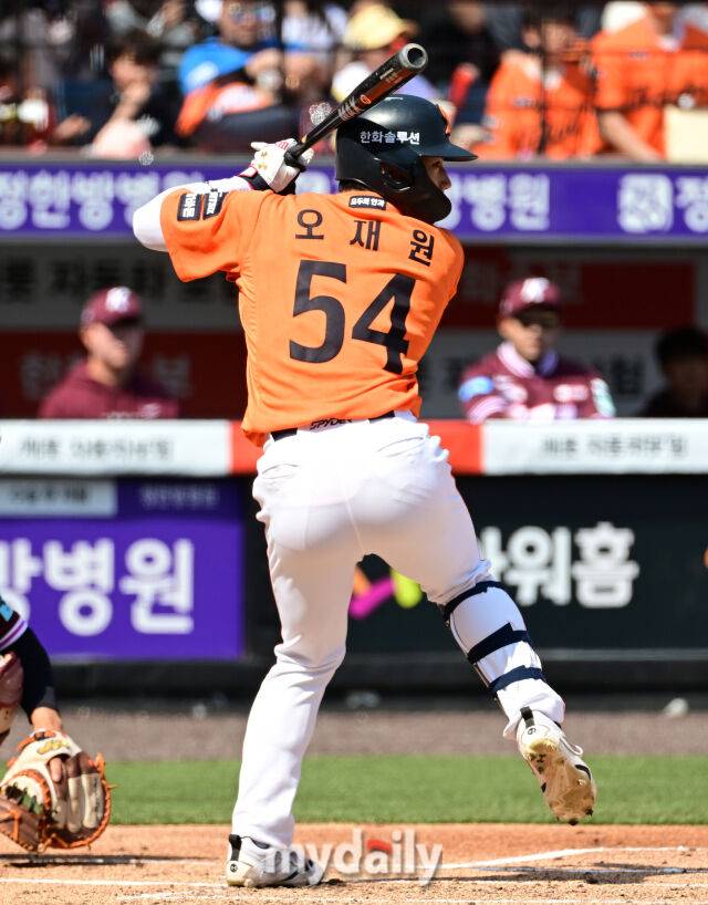 무안타→무안타→무안타→무안타, 왜 한화 괴물루키에게 벌써 시련이 왔나…김경문 격려했다