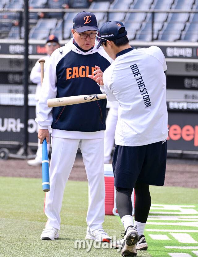 무안타→무안타→무안타→무안타, 왜 한화 괴물루키에게 벌써 시련이 왔나…김경문 격려했다