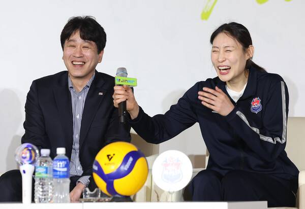 챔결 앞두고 감독 해임… 도로공사가 드러낸 부끄러운 스포츠 행정 [스한 위클리]