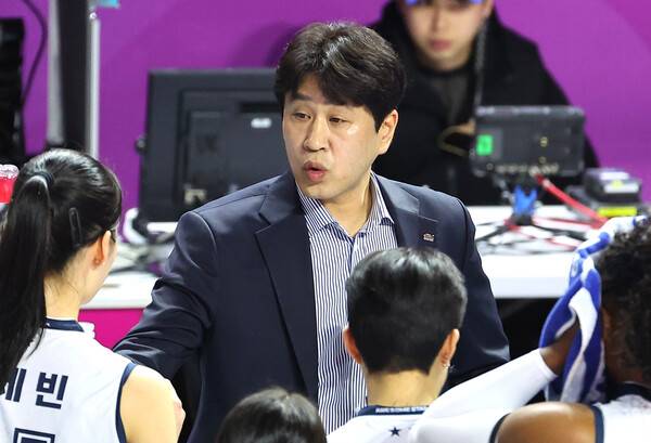 챔결 앞두고 감독 해임… 도로공사가 드러낸 부끄러운 스포츠 행정 [스한 위클리]