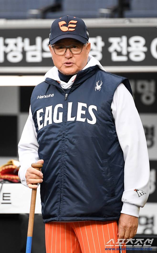 역대급 계약, 4번타자에게 희생 번트를...김경문 감독 '독한 야구'에도, 한화 웃지 못했다 [대전 현장]