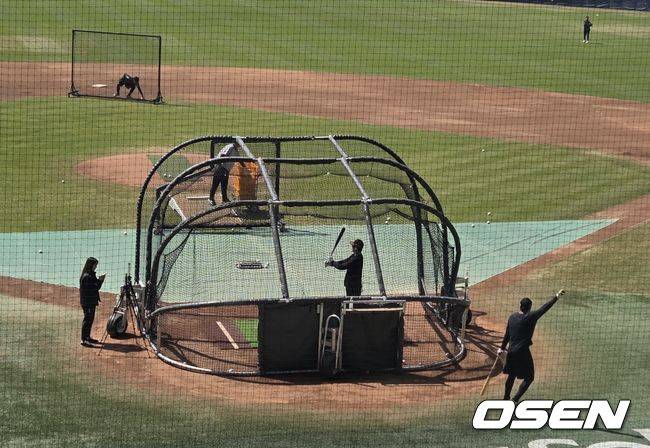 둘이 나란히 특타 훈련 했는데…'21연타석 무안타' 홍창기 하루만에 선발 복귀, 이재원 OUT, LG 라인업 [오!쎈 잠실]