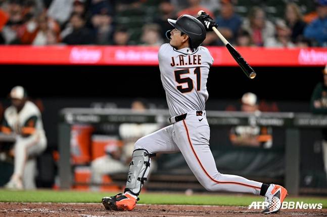 '158㎞ 강속구' 뭐가 문제야, '홈런포→멀티히트' 이정후를 막지 못했다... 팀은 2-6 패배 [SF 리뷰]