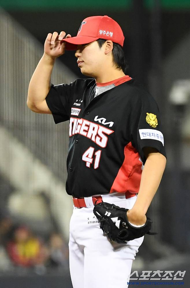 법인 카드는 단장이 줬는데, 왜 황동하 저녁밥 계산은 이범호 감독이 했을까 [대전 현장]