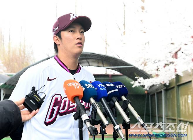 안우진 30개에 화들짝! → 김태형 감독