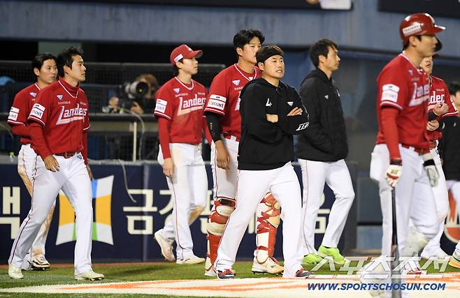 발떼고 공받은 2루수 결국 2군행. 감독의 탄식