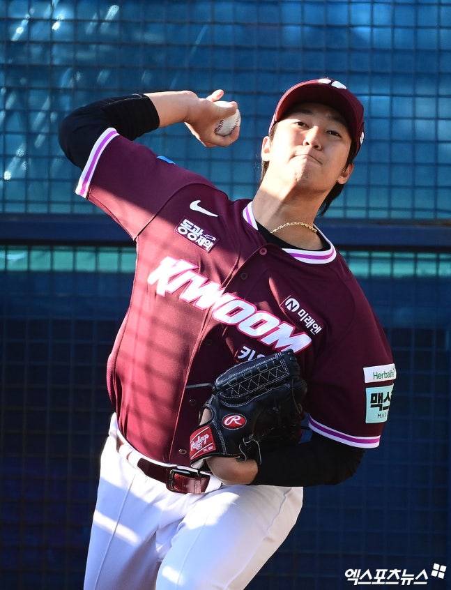 '와, 160km' 안우진 955일 만의 복귀전 대성공!…불꽃 강속구 쾅, 1이닝 순식간에 삭제→'직구 평균 157km' 건재함 과시 [고척 라이브]