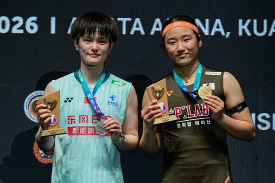 안세영에 '와르르' 크게 무너졌다…中 왕즈이 '안세영 공포' 또 시작→AN 1게임 압도+21-12 따내 [아시아선수권 결승]