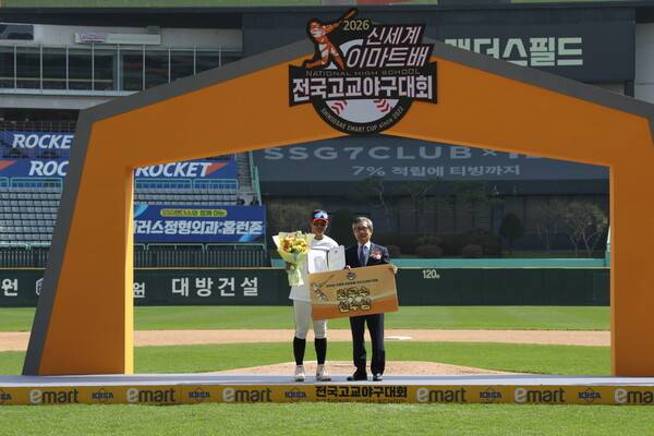 1회엔 선제 만루포, 9회엔 153km 광속구 마무리...'고교 오타니' 엄준상 MVP, 덕수고 이마트배 정상