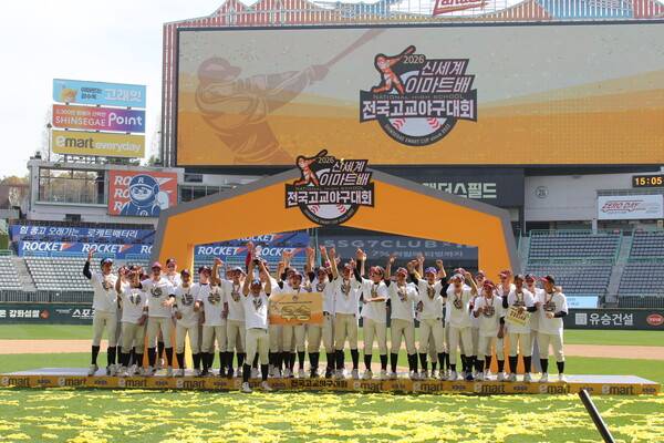 1회엔 선제 만루포, 9회엔 153km 광속구 마무리...'고교 오타니' 엄준상 MVP, 덕수고 이마트배 정상