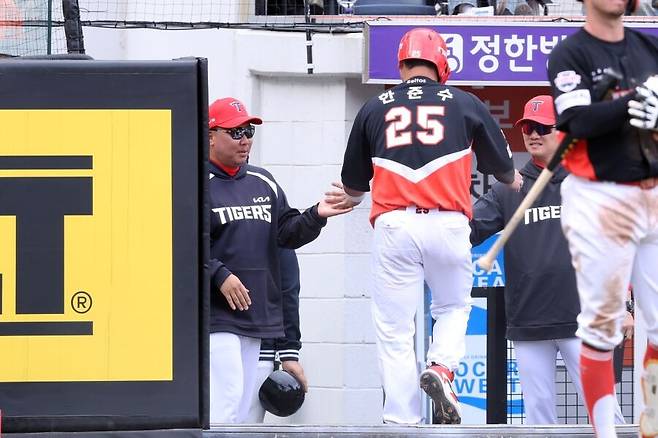 한화 악몽의 주말, KIA에 3연전 다 내줬다… 타선 폭발+마운드 호조, KIA 분위기 반전 성공 [대전 게임노트]