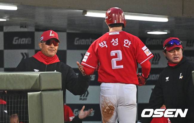 '치명적 실책→2군행' 감독이 경고했는데...'실책-실책-실책-실책' 자멸 야구, 팬들에게 부끄럽지 않은가. 5연패 자초하다 [오!쎈 잠실]