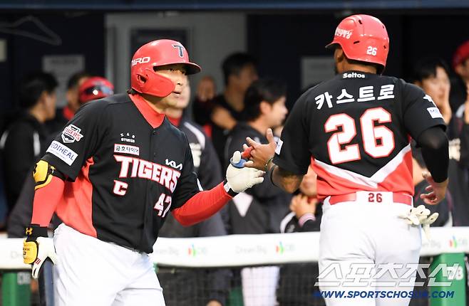 감독도, 코치도, 고참들도 다 팔 걷어붙였다...KIA 카스트로 일병 구하기 '대성공' [대전 현장]