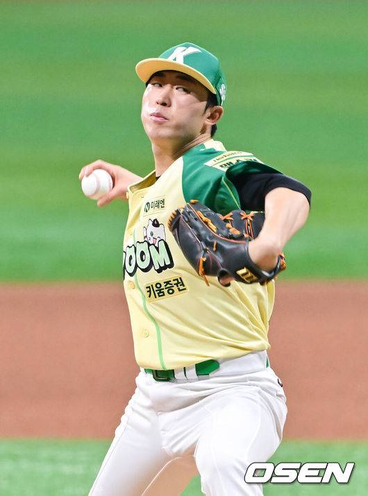 한화는 왜 이런 투수를 포기했나...2차 드래프트 이적생이 다승 1위 실화인가 “팀 연패 끊어서 기쁘다” [오!쎈 고척]
