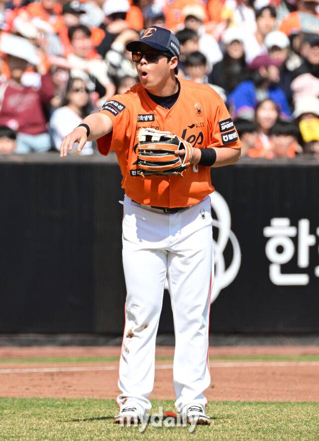 '역대급 대형 계약' 노시환 이런 적 있었나, 0홈런에 1할대…6번 강등도 소용없나, 한화도 다 졌다