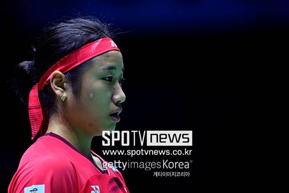 [오피셜] '세계 최강' 안세영, 끝내 피 봤다...경기 도중 '출혈' 발생→변수에도 왕즈이 꺾고 최초 '배드민턴 그랜드슬램' 달성