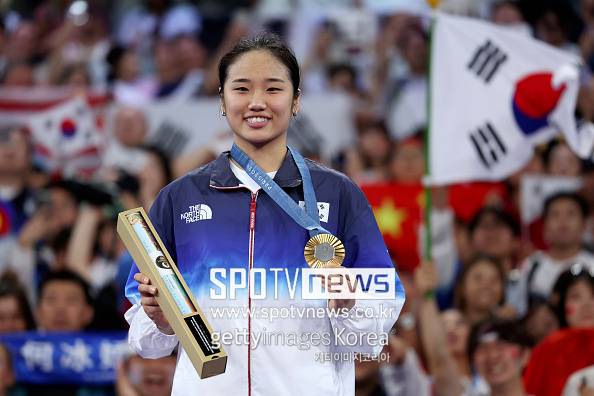 [오피셜] '세계 최강' 안세영, 끝내 피 봤다...경기 도중 '출혈' 발생→변수에도 왕즈이 꺾고 최초 '배드민턴 그랜드슬램' 달성