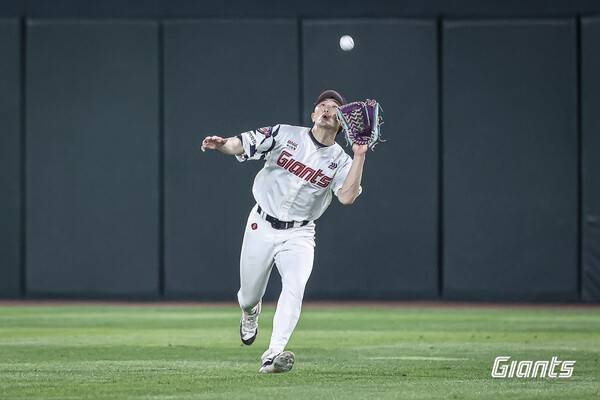 '시범경기 2홈런→1타석 뛰고 2군행' 롯데 만년 유망주 외야수 다시 기회 노리나…2루타 2방으로 3타점 폭발