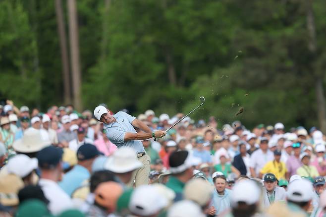 또 ‘승리의 눈물’ 매킬로이…2002년 타이거 이후 없었던 마스터스 백투백, 그가 해냈다