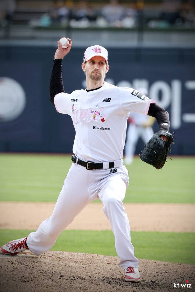 강속구 아닌데 '17이닝 무실점' 폰세급 투구 어떻게 가능했나…