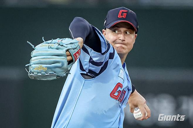 “KBO 돌아갈 생각 있다” 前 롯데 투수, 이러면 한국에서 안 부르지… 볼넷-폭투 최악 제구 난조에 휘청