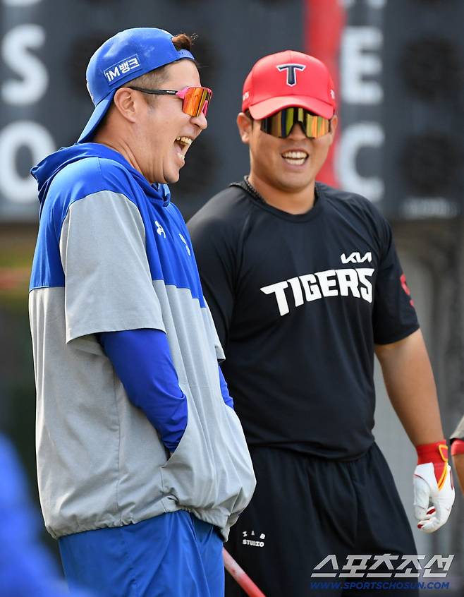 '홈런 배트 무심하게 툭' 최형우 진심에 감동한 박상준, 입고 있는 유니폼은 중요하지 않았다
