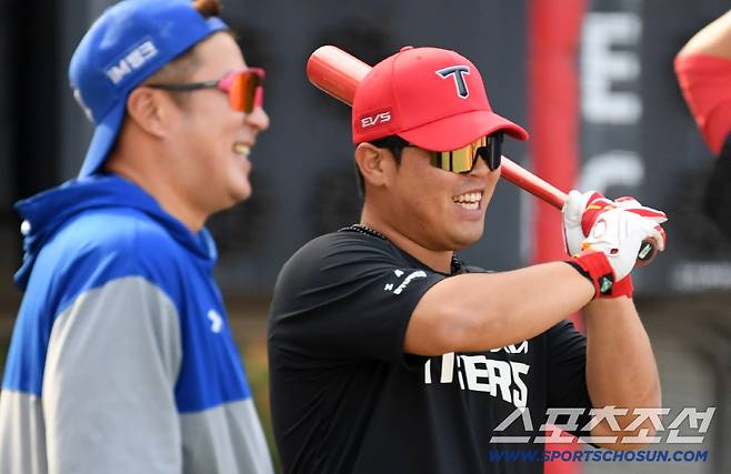 '홈런 배트 무심하게 툭' 최형우 진심에 감동한 박상준, 입고 있는 유니폼은 중요하지 않았다