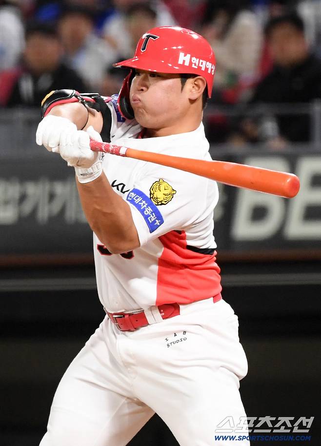 '홈런 배트 무심하게 툭' 최형우 진심에 감동한 박상준, 입고 있는 유니폼은 중요하지 않았다