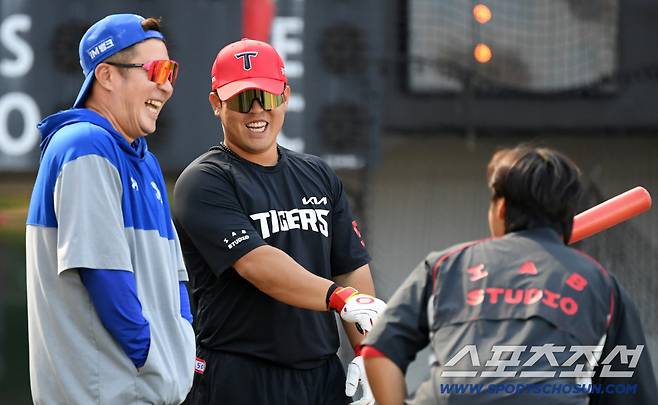 '홈런 배트 무심하게 툭' 최형우 진심에 감동한 박상준, 입고 있는 유니폼은 중요하지 않았다