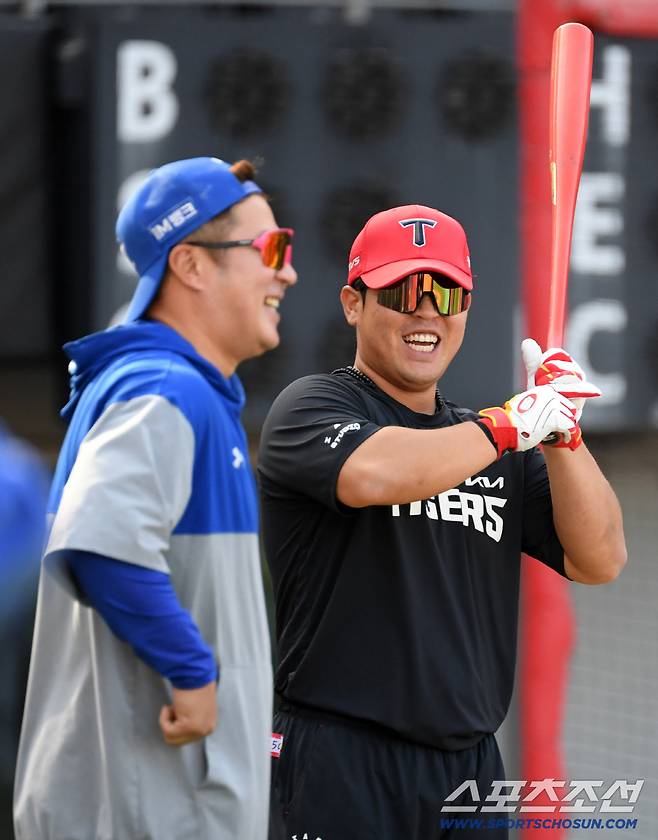 '홈런 배트 무심하게 툭' 최형우 진심에 감동한 박상준, 입고 있는 유니폼은 중요하지 않았다