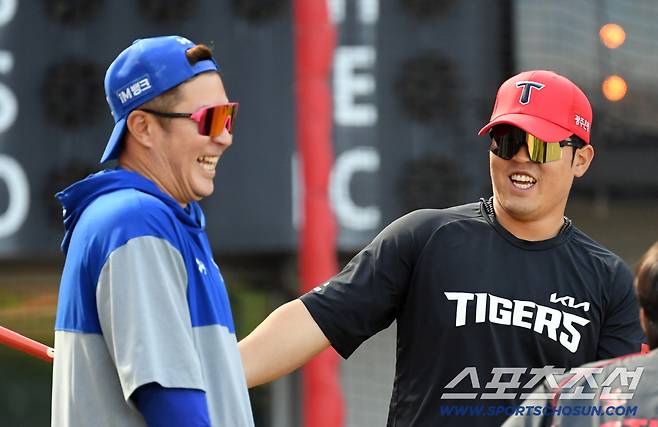 '홈런 배트 무심하게 툭' 최형우 진심에 감동한 박상준, 입고 있는 유니폼은 중요하지 않았다