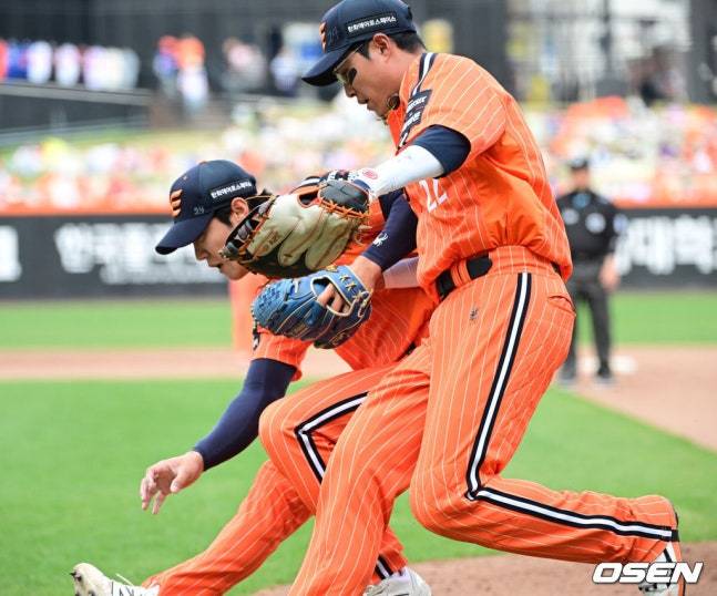 '믿음의 야구' 김경문 감독 신뢰가 깨졌다, 1년 만에 '최소 실책→최다 실책' 수비까지 흔들리는 위기의 한화