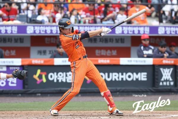 '1군 데뷔 11년 만에 최고' 한화 50억 유격수에게 대체 무슨 일이? 패배에도 빛난 2안타 2득점 활약→월간 타율 0.346 '펄펄'