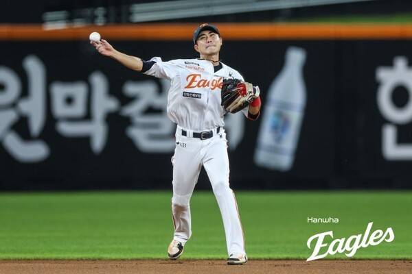 '1군 데뷔 11년 만에 최고' 한화 50억 유격수에게 대체 무슨 일이? 패배에도 빛난 2안타 2득점 활약→월간 타율 0.346 '펄펄'