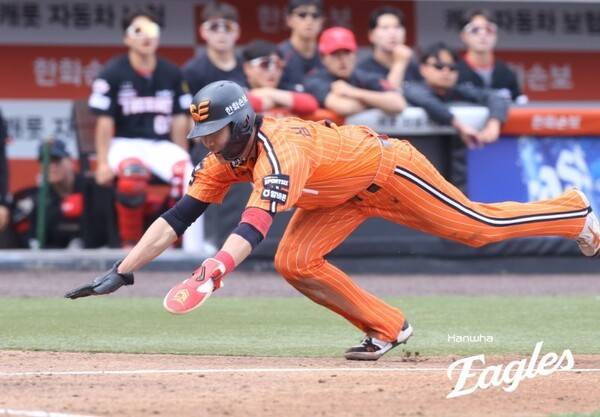 '1군 데뷔 11년 만에 최고' 한화 50억 유격수에게 대체 무슨 일이? 패배에도 빛난 2안타 2득점 활약→월간 타율 0.346 '펄펄'