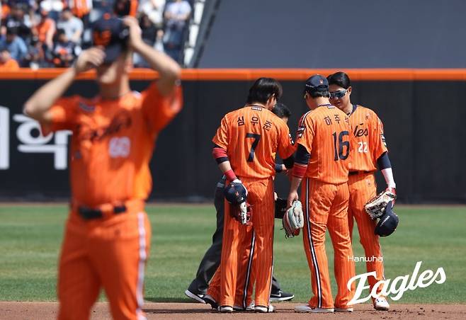 한화 불펜, 모든 타자 강백호로 만드는 중…'ERA 8.73' 연쇄 붕괴→허리부터 무너지고 있다, '믿을맨' 안 보인다