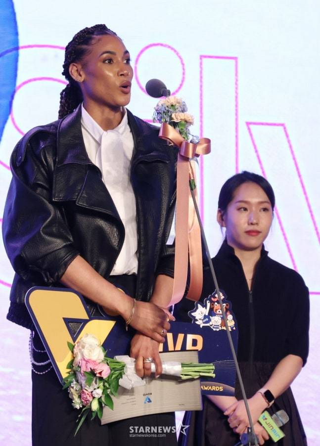 'MVP' 실바, 이영택 감독 '재계약 러브콜'에 신중