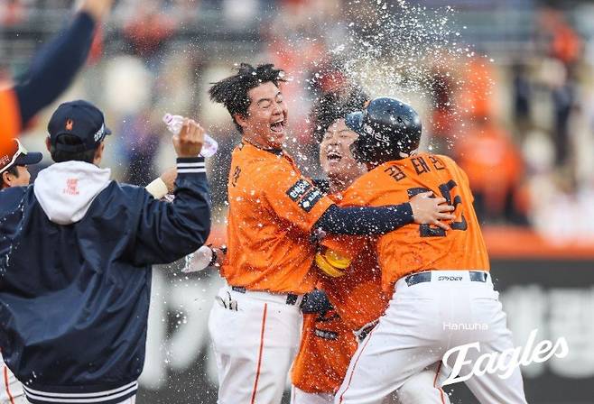 노시환-엄상백 때문에 속 썩어 들어가는 한화... 혜자 계약 '심우준'이 있어서 그나마 웃는다