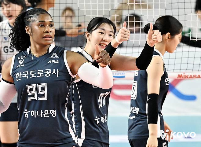 도로공사가 갑자기 버린 김종민 감독…선수들은 잊지 않았다