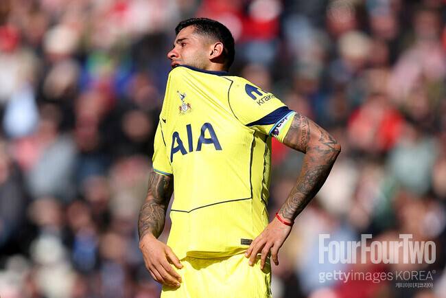 '눈물 펑펑' 캡틴 부상 정말 심각했구나...보조기 차고 절뚝이는 로메로 포착→시즌 아웃에 토트넘 초비상